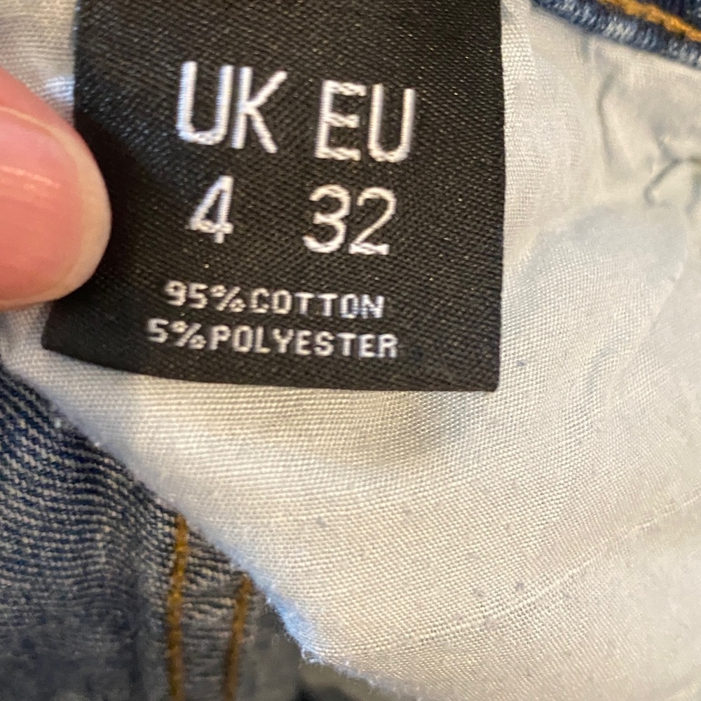 PrettyLittleThing Mom Distress High waisted Jean - Picture 3 of 4